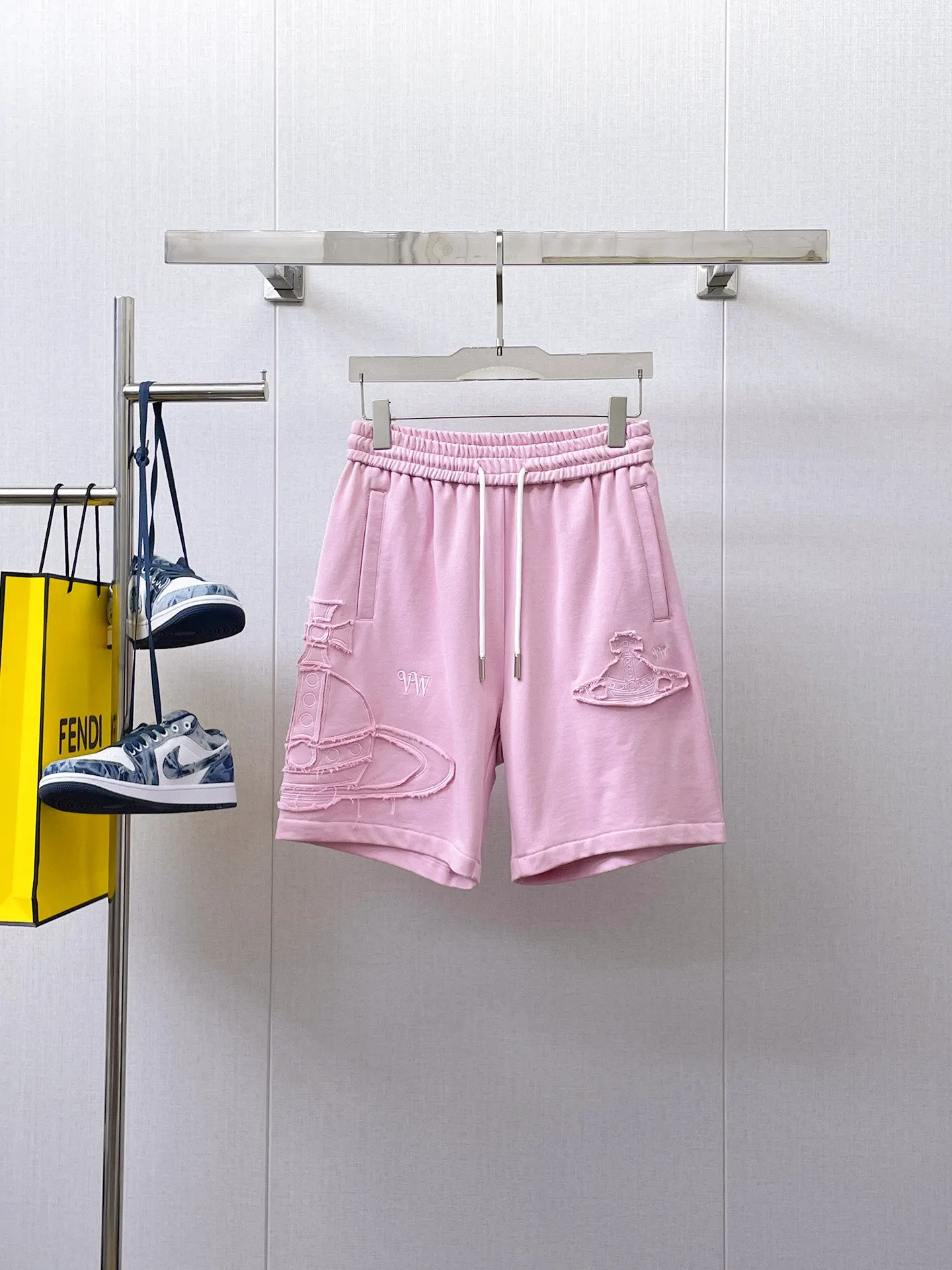 The Queen Mother's three-standard complete 2026 summer New Arrival men's casual shorts, advanced custom-made fabric Breathable fabric, Breathable elasticity and comfort, impeccable details, top-grade accessories, original logo design concept, delicate and soft feel! The upper body fit is awesome! Size: M-XXXL Please state your height and weight when ordering